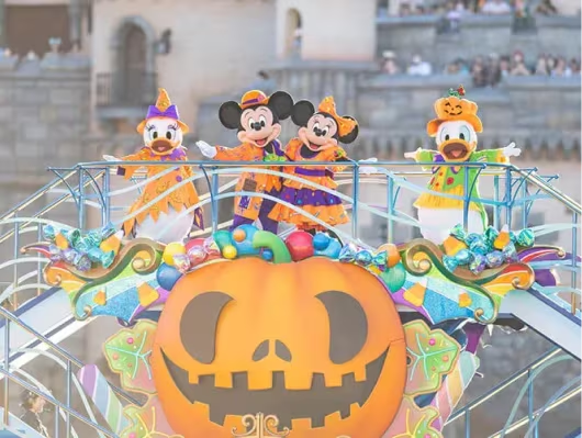 ハロウィーン仮装のキャラクターグリーティング